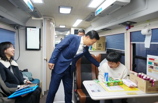 15일 성북구청 직원들이 사랑의 헌혈 운동을 펼쳤다. 이날 직원들을 격려하기 위해 이승로 성북구청장이 헌혈 버스를 방문했다.
