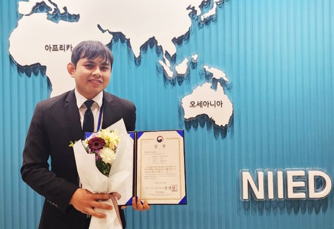 경상국립대학교 IT공과대학 메카트로닉스공학부 대학원 석사과정 속 파닛 씨(캄보디아)가 국립국제교육원으로부터 정부초청 외국인 장학생 학업성적우수상을 수상했다