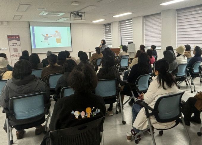 12월 ‘책과 사람-강지나 작가와의 만남’ 강연