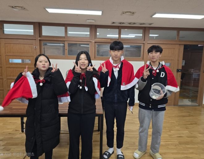 두루고 학생들이 기부금을 전달하는 모습 (아래) 학생들이 기부의 날과 아름다운 달리기 행사에 참여하는 모습