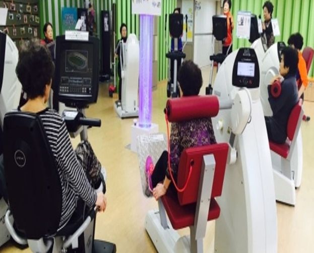 광명시 노인건강증진센터의 순환운동 프로그램이 진행 중인 모습.