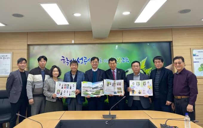 인천남부교육지원청, 도서 지역 소규모 학교 졸업 앨범 전달식 개최