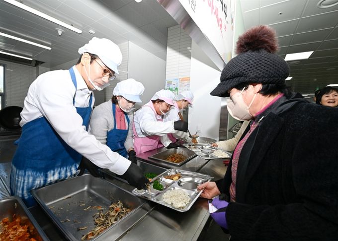 최경식 남원시장, 남원동부노인복지관 배식 봉사로 어르신들에게 따뜻한 마음 전달