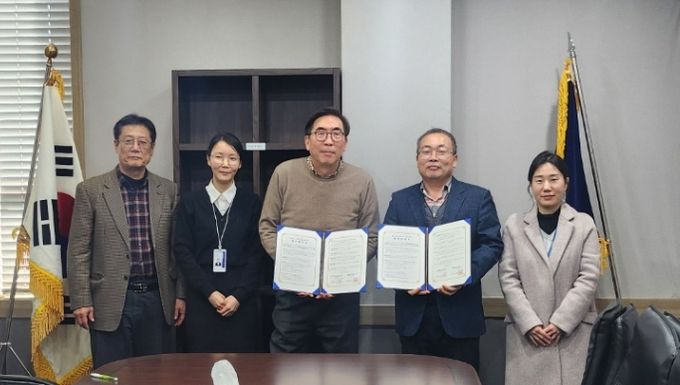 김정식 인천TP 뿌리산업일자리센터장(오른쪽), 박용배 연희직업전문학교 이사장(왼쪽) 등 관계자