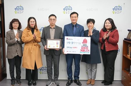 성품 전달식에 참석한 이승로 성북구청장(오른쪽 세 번째)과 관계자들