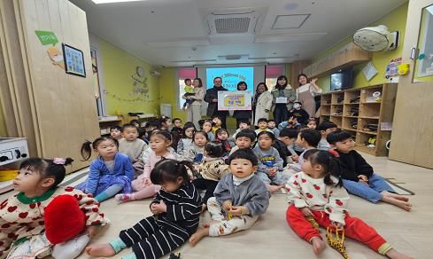 대구 동구 신천3동 소재 인(IN)반도유보라어린이집(원장 박정란)은 20일, 재활용품 판매 수익금, 지구 저금통 모금 등으로 마련된 성금 54만1천840원을 동 행정복지센터에 기탁했다.