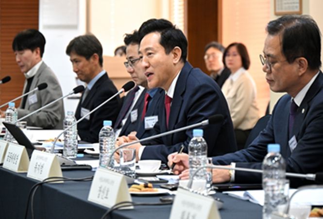 오세훈 서울시장이 24일 한국프레센터 18층 외신기자클럽에서 개최된 '제1차 서울혁신대학지원위원회 회의'에서 인사말하고 있다.