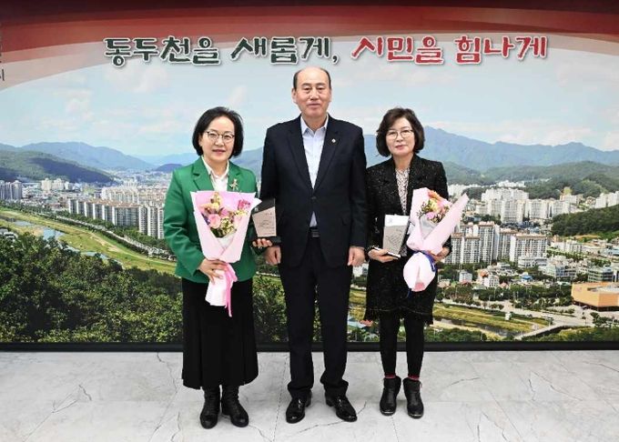 박형덕 동두천시장, 관내 초등학교 교장 ‘교육발전 유공’ 감사패 전달