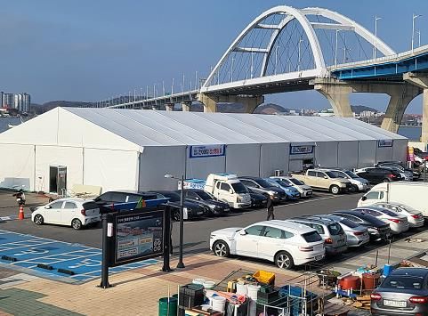 건어매장 신축 앞두고 군산시 수산물종합센터 임시 건어 매장 운영