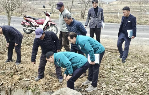 이완섭 서산시장이 지난 3월 12일 팔봉면 금학리 배수로 정비 현장을 방문해 지역 주민의 의견을 수렴하고 현장을 점검했다.