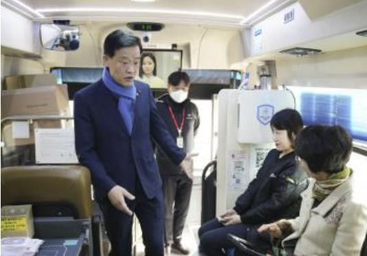 이승로 성북구청장이 14일 헌헐버스를 방문하여 헌혈 중인 직원을 격려하고 있다.