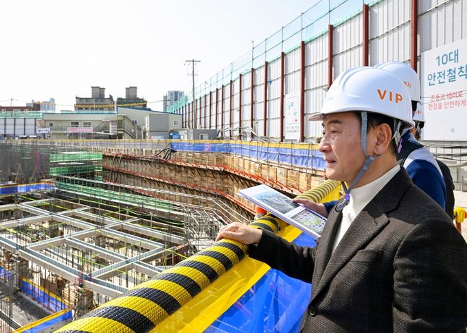 김동근 시장이 ‘더샵 의정부역 링크시티’ 건설 현장을 방문해 현황을 확인하고 있다.