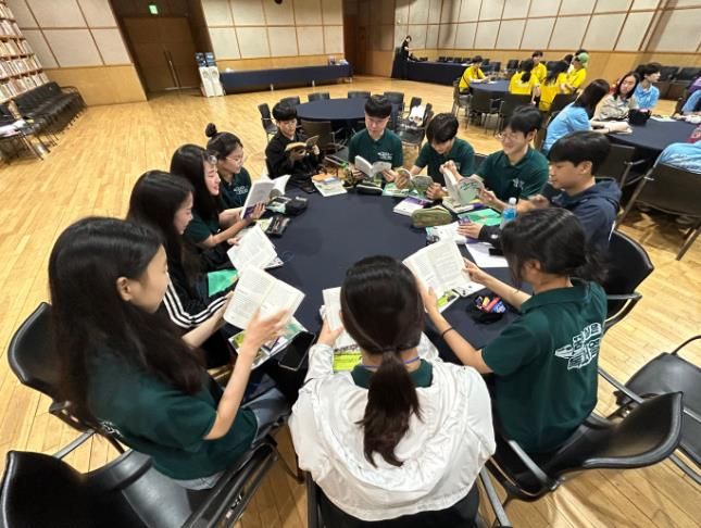 지난해 진행됐던 꿈을 실은 독서열차에서 학생들이 모여 책을 읽고 있다.