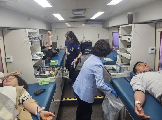 광주시교육청 직원들이 21일 본청 주차장 헌혈버스에서 진행된 ‘사랑의 헌혈운동’에 동참했다.