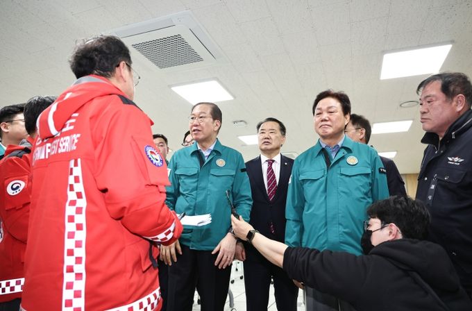 박완수 경남도지사, 산불 피해 대피소 찾아 주민 위로
