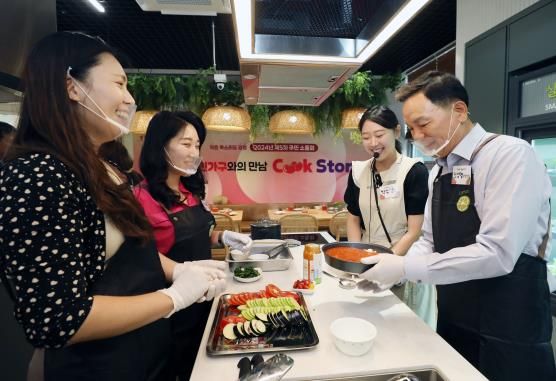 1인 가구와 함께 요리를 하는 조성명 강남구청장(오른쪽)