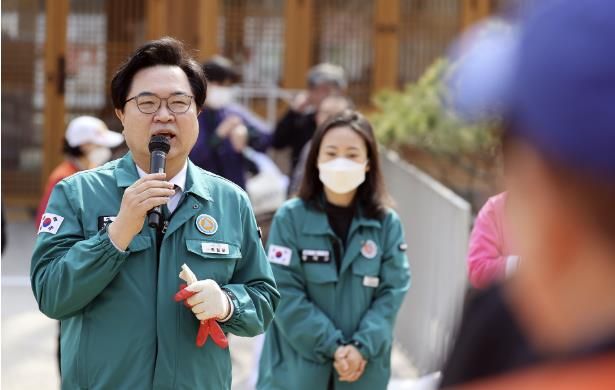 박일하 동작구청장이 지난 24일 까치산에서 열린 ‘산불 예방 캠페인’에서 인사말을 하고 있다.