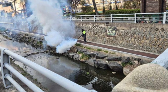 해빙기 해충 방지를 위해 지난 24일 연등천과 고락공원 일원 집중 방역에 나섰다.