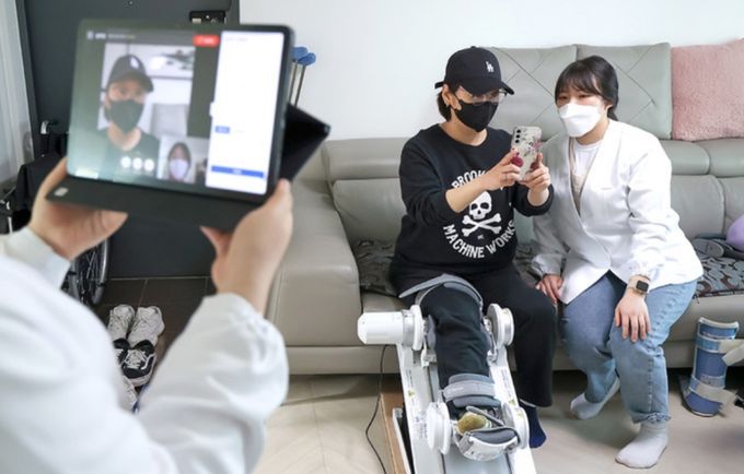 로봇 재활 기기 원격상담 앱 교육하는 모습