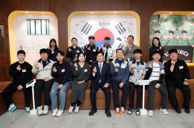 - 25일 의열체험관에서 진행된 안병구 밀양시장과 밀양시시설관리공단 신규 직원과의 소통하기 좋은 날 단체 기념 촬영