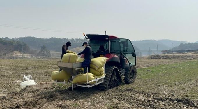 임실군, 왕겨 충진형 땅속 배수 기술로 논콩 안정 재배