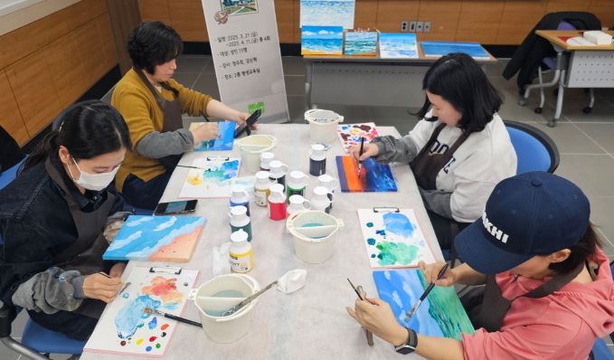 ‘색과 빛의 예술, 아크릴화 교실’ 평생 교육 프로그램
