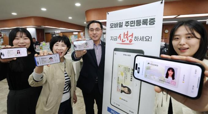 박희조 동구청장이 모바일 주민등록증 발급하고 있다.