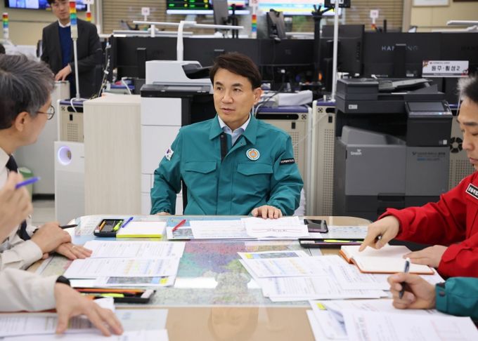 김진태 강원도지사, 산불 대응 상황 점검…“국가적 위기, 강원이 버텨야 극복”