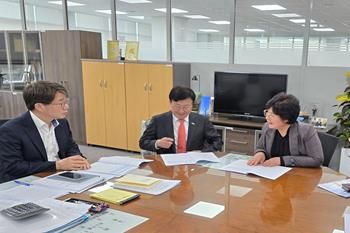 정기명 여수시장이 김동일 기재부 예산실장을 만나 섬박람회 개최 준비 등 현안 사업에 대한 국비 지원을 건의했다.