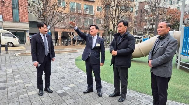 진교훈 서울 강서구청장(왼쪽에서 두 번째)이 지난 1월 6일 화곡2동 하마터어린이공원을 찾아 공원 내 어르신쉼터 가림막 상태를 확인하고 있다.