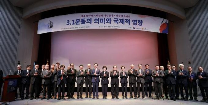 용인특례시 기흥구 상갈동 경기도박물관 뮤지엄아트홀에서 개최된 광복 80주년 기념 ‘이달의 독립운동’ 선정 기념식에 참석한 이상일 시장 등 내빈들이 기념촬영을 하고 있다