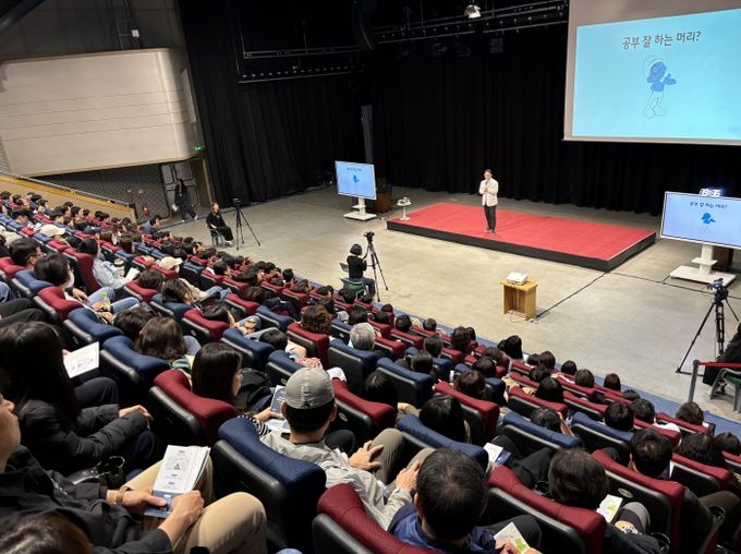 교육도서관 통섭의 광장, 이인아 교수의 강연으로 시작