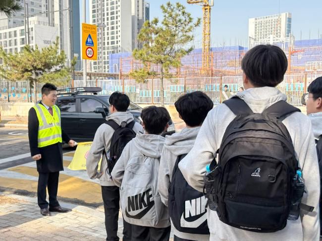 김정헌 중구청장, 운서중에서 60회차 ‘등굣길 교통안전 캠페인’ 실시