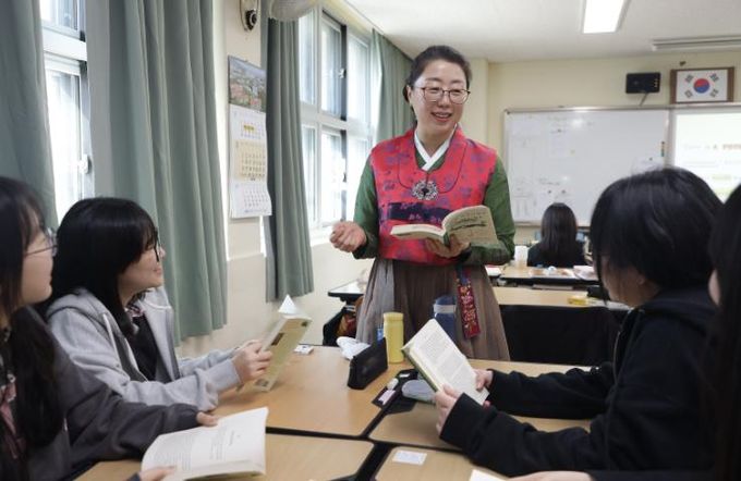 한복 입고 영어 가르치는 울산여고 김주리 교사