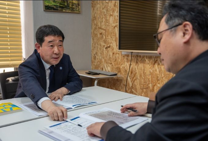 나라살림연구소 정창수 소장에 설명하는 이재영 증평군수