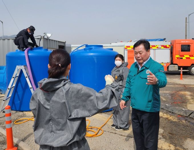 김산 군수가 방역초소를 찾아 방역상황을 점검하고 있다