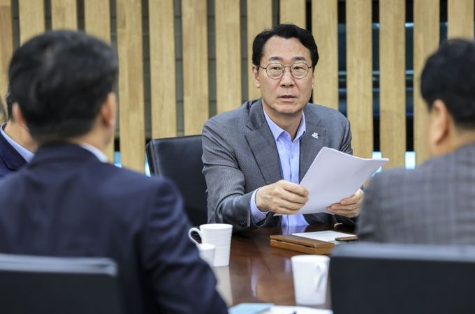 27일 시청 중앙회의실에서 정명근 화성특례시장이 경북 산불피해지역 지원방안 논의를 위한 긴급회의를 주재하고 있다.