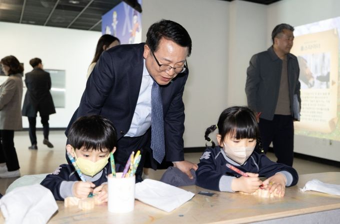 정헌율 익산시장, 유아동물친화체험 현장 찾았다