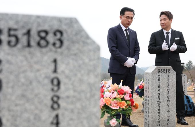 국립대전현충원을 찾아 유공자 묘역을 참배하는 박희조 동구청장