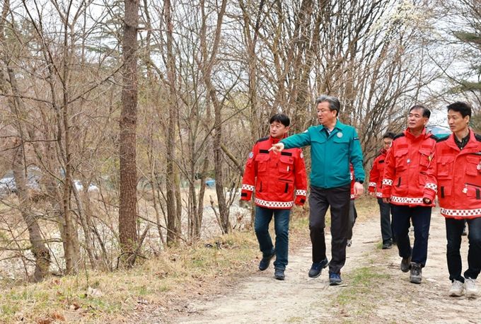 정용래 유성구청장이 산불진화 장비 정상 작동 여부를 점검하고 있다.