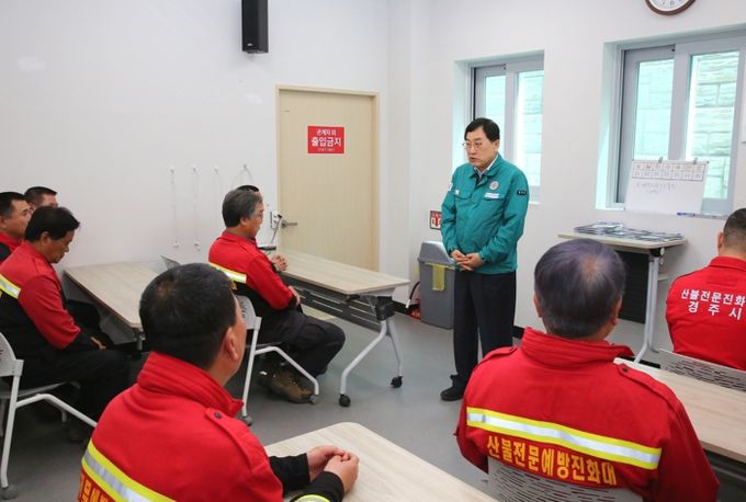 산불진화대원들과 간담회 갖는 주낙영 경주시장... 주낙영 경주시장이 28일 경주시 산불대응센터에서 산불전문예방진화대원들과 간담회를 갖은 자리에서 격려의 말을 전하고 있다.