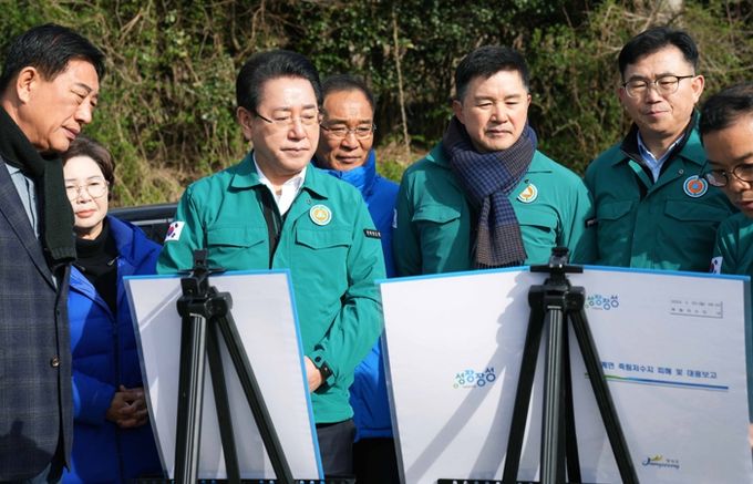 김영록 전라남도지사가 30일 오전 장성 죽림저수지 인근 시설하우스 침수 피해 현장을 방문, 피해상황 등을 점검하고 시설 조속 복구 및 모내기 등 영농대책 마련을 지시하고 있다.