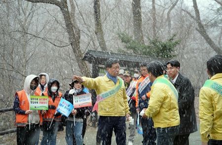 이승로 성북구청장(사진 중앙)이 관계자들과 등산로 산불예방 관련 논의를 하고 있다.
