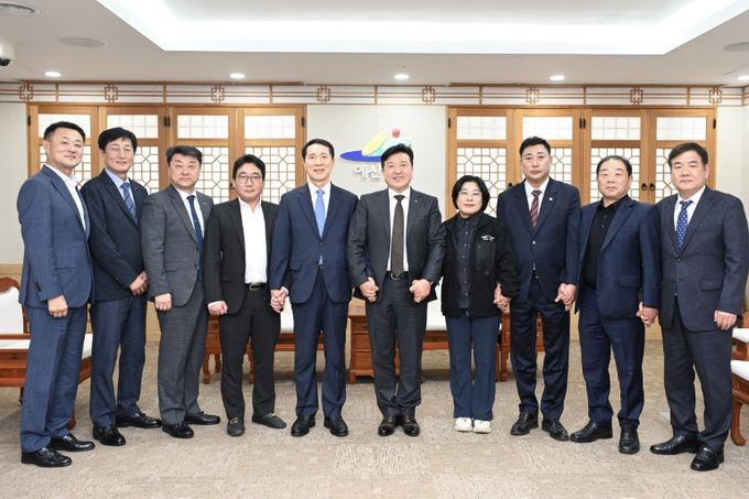 2024회계연도 예산결산검사위원과 최재구 군수 기념촬영