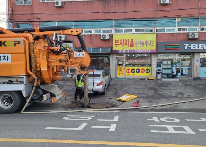 1. 천안시가 침수 피해를 예방하기 위해 성환읍 일원에서 우수관로 준설작업을 진행하고 있다.