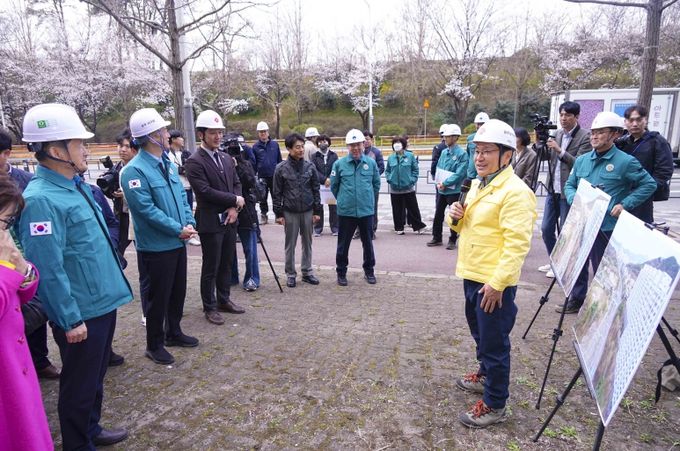 강기정 광주광역시장이 31일 오후 서구 풍암저수지사거리에서 광주도시철도 2호선 1단계 사업 교통개방구간에 대한 안전점검 실시에 앞서 인사말을 하고 있다.