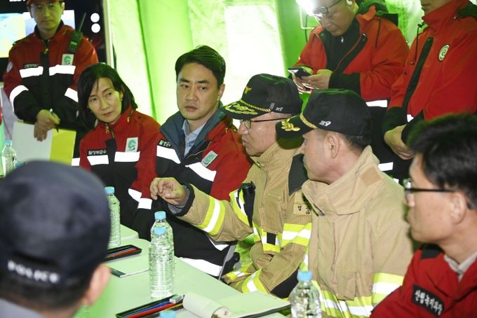 27일 오전 현장 지휘본부에서 회의 중인 최재훈 달성군수