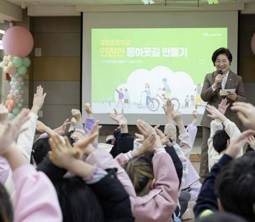 어린이 등굣길 통학지도 캠페인 및 교통안전교육 실시하는 김미경 구청장