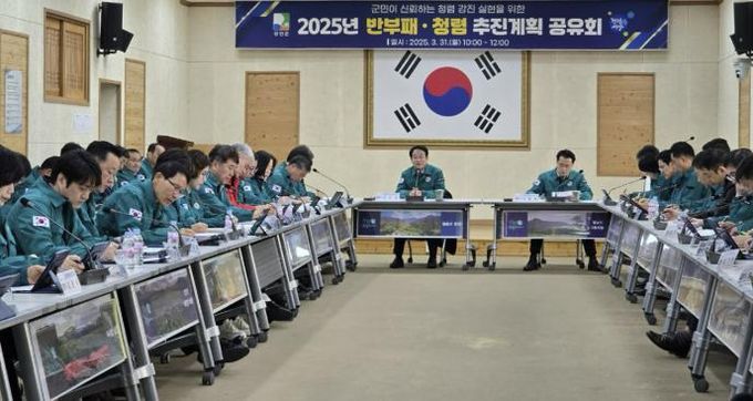 지난달 31일 강진군청 대회의실에서 열린 청렴 시책 공유회에서 강진원 강진군수가 청렴 시책 추진 방향을 설명하고 있다.