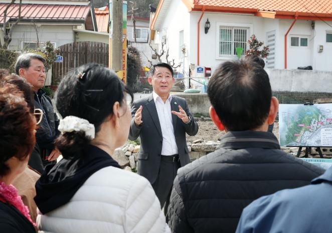서철모 서구청장 공굴안 주차장 예정지 현장 방문 장면